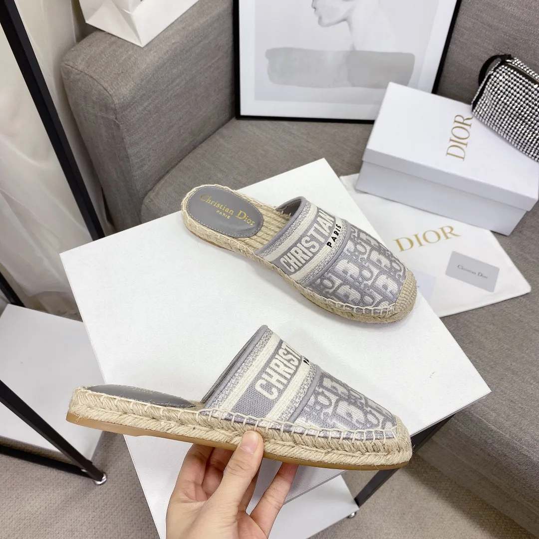 👟👟Ex-factory price 400👟👟 If the top version (original embroidery is done one to one) is cheaper, please avoid Dior | Dior ²⁰²¹𝐬𝐬🧡💚2021 early spring new products top version ⚠️The counter features the latest fisherman shoe series, hard goods are new🆕❥purchase level! Full of high-end feel! A popular model among bloggers at home and abroad, it’s retro and fashionable and looks amazing on your feet! Mainly recommended model on the official website ★━━━━━ ЅᏇєєt ━━━━━▪️ Upper: Original copy of pure cotton thread ➕ Three-dimensional electric embroidery ▪️ Lining: Imported water-dyed sheepskin lining ▪️ Outsole: Original handmade hemp rope combination wear-resistant rubber outsole ▪️ Shoe size: 35-39 (40 is custom-made and cannot be returned or exchanged) ▪️
